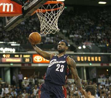 Τριπλ-νταμπλ ο Λεμπρόν, τράβηξε 38άρι ο Ντουράντ