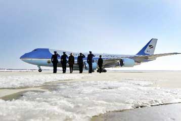 Η οικογένεια Ομπάμα αναχώρησε για χριστουγεννιάτικες διακοπές στη Χαβάη