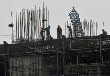 Δεκάδες εργάτες θύματα από κατάρρευση γέφυρας στην Ινδία