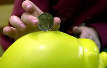 Ένας στους τέσσερις Βρετανούς «δανείζεται» χρήματα από τον κουμπαρά των παιδιών του