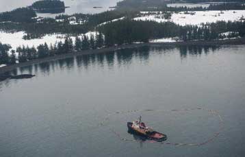 Ρυμουλκό προσέκρουσε σε ύφαλο στην Αλάσκα, στην πετρελαιοκηλίδα του Exxon Valdez