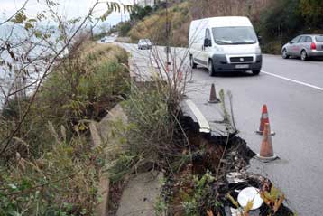 Δυσοίωνες οι προβλέψεις για το άνοιγμα της Εθνικής Οδού στα Τέμπη