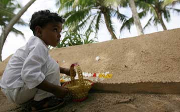 Ισχυρός σεισμός στην Ινδονησία, ενώ η Ασία τιμά τα θύματα από το τσουνάμι του 2004