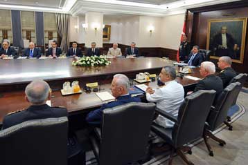 Υπό κράτηση οκτώ Τούρκοι στρατιωτικοί κατηγορούμενοι για συμμετοχή σε συνωμοσία