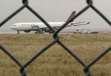 Έρευνες στο Λονδίνο μετά την απόπειρα τρομοκρατικής επίθεσης σε αεροπλάνο της Delta