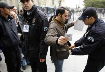 Για «κατασκοπεία υπέρ της Ελλάδας» κατηγορούν οι τουρκικές αρχές τρία άτομα