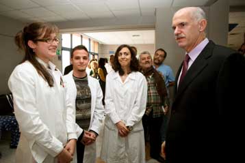 Προσλήψεις και νέες κλίνες ΜΕΘ ανακοίνωσε ο πρωθυπουργός από το Αττικό Νοσοκομείο