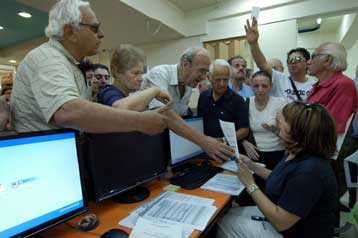 Πότε και πώς θα ολοκληρωθεί η καταβολή του επιδόματος κοινωνικής αλληλεγγύης
