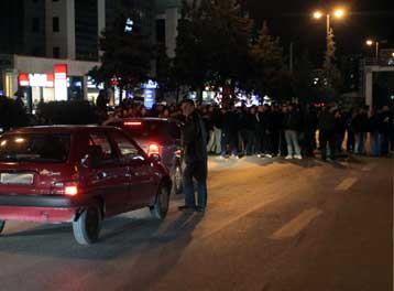 Οπαδοί της ΑΕΚ στο πλευρό του Κοζώνη και κατά των μετόχων