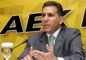 «Παραληρεί ο Κοζώνης» λένε οι μέτοχοι της ΑΕΚ και τον απειλούν με μηνύσεις και εξώδικα