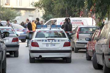 Με πιστόλια και ούζι άγνωστοι λήστεψαν κοσμηματοπωλείο στη Γλυφάδα