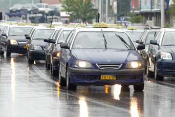 Συνάντηση Σηφουνάκη με οδηγούς ταξί μετά τη φονική επίθεση στη Θεσσαλονίκη