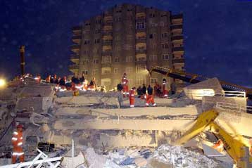 Ένας νεκρός και ένας τραυματίας από κατάρρευση κτιρίου στην Κωνσταντινούπολη