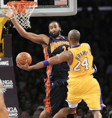 Επιστροφή στις νίκες οι Λέικερς με σούπερ Κόμπι