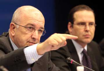 Νέο «καμπανάκι» Αλμούνια ότι η υπομονή των αγορών για την Ελλάδα έχει εξαντληθεί