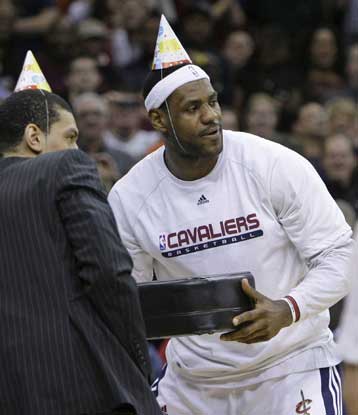 Ιδανικά γεννέθλια για Λεμπρόν Τζέιμς και «Καβς»