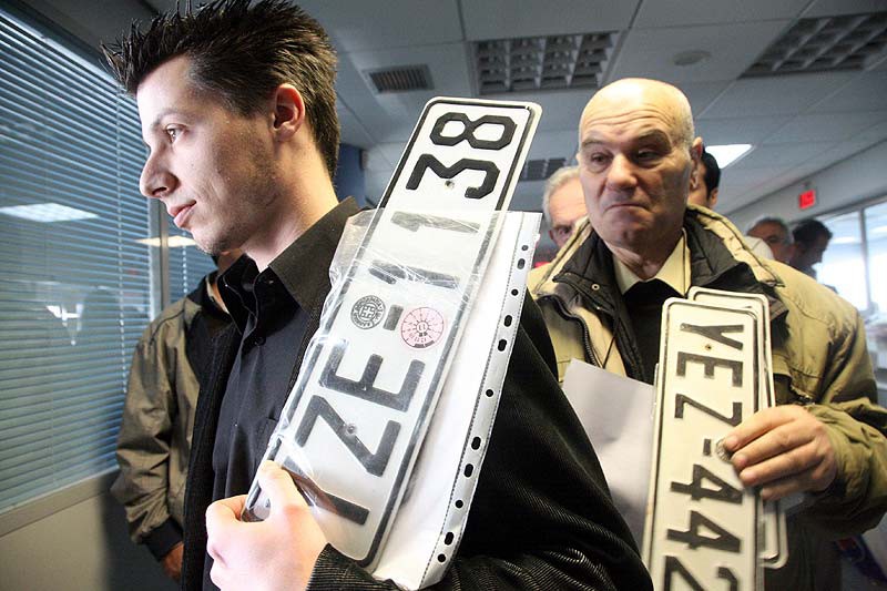 Ουρές στις εφορίες για τα τέλη κυκλοφορίας λίγο πριν από τη λήξη της προθεσμίας