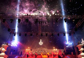 Στην πλατεία Συντάγματος υποδέχτηκε ο Δήμος Αθηναίων το 2010