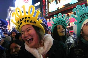 Με φαντασμαγορικό τρόπο και περισσότερη αισιοδοξία υποδέχτηκε ο κόσμος το 2010