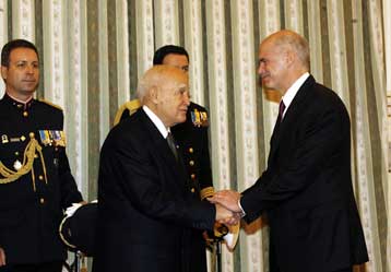 Αισιόδοξος ο Κάρολος Παπούλιας για την αντιμετώπιση των προβλημάτων