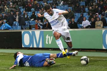 «Oui» φέρεται να είπε ο Μπεν Αρφά στον Ολυμπιακό, «δύσκαμπτη» η Μαρσέιγ