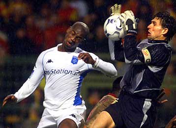 Περιμένοντας τη θετική απάντηση του Μπεν Αρφά, ο Ολυμπιακός «βλέπει» και Ολιβιέ Καπό