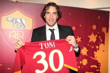 Η Ρόμα παρουσίασε τον Λούκα Τόνι που ενισχύει την επίθεση της ομάδας