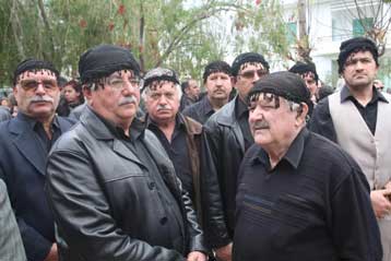 Με ριζίτικα και μπαλωθιές ο «αποχαιρετισμός» στον Νίκο Κακαουνάκη