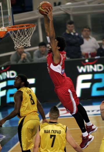 Με την… ψυχή στο στόμα ο Ολυμπιακός και εν μέσω επεισοδίων, 96-91