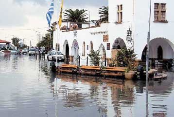 Η άνοδος της στάθμης της θάλασσας έβγαλε τα ψάρια στους δρόμους των νησιών