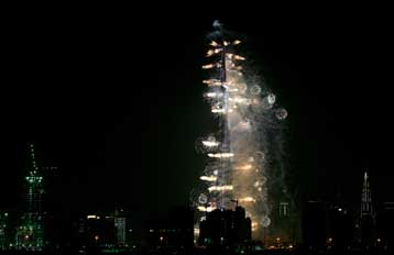 Πυροτεχνήματα εν μέσω κρίσης στο Ντουμπάι για τα εγκαίνια του υψηλότερου ουρανοξύστη