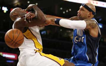 Σαρωτικοί οι Λέικερς, 131-96  τους Μάβερικς