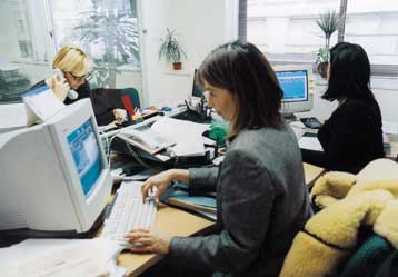 Πιο κοντά η εξίσωση των ορίων ηλικίας ανδρών-γυναικών στο Δημόσιο