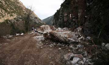 Οι εκρήξεις για τη διάνοιξη σήραγγας στα Τέμπη «πιθανόν συνέβαλαν στην κατολίσθηση»