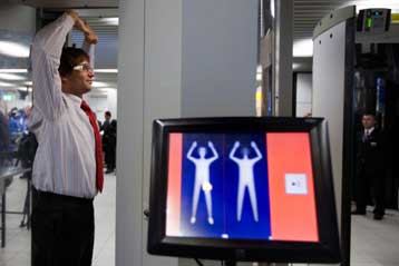 Το νόμο για την παιδική πορνογραφία επικαλούνται Βρετανοί κατά των σαρωτών σώματος