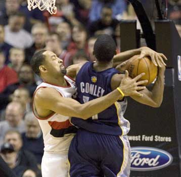 «Αυτοκτόνησαν» οι Ουόριορς, νίκη των Λέικερς