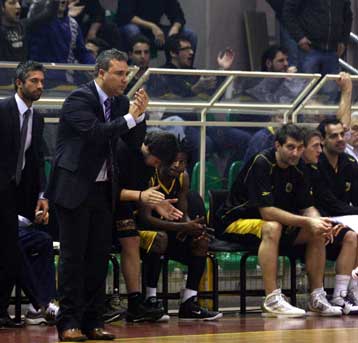 Παραιτήθηκε ο Φλεβαράκης και η ΑΕΚ είναι κοντά στον Πεδουλάκη