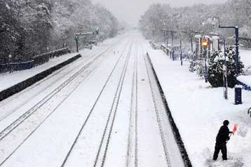 Σε κλοιό σφοδρής κακοκαιρίας η Βρετανία – Ακινητοποιημένα τρένα και αεροπλάνα