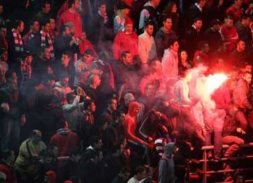 Αποδοκιμασίες οπαδών του Ολυμπιακού στου Ρέντη με «πυροσβέστη» τον Νικοπολίδη