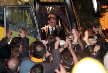 Αποθέωση στο ξενοδοχείο από 350 οπαδούς της ΑΕΚ…