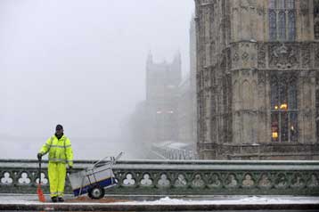 Σοβαρά προβλήματα στις μετακινήσεις από τη σφοδρή κακοκαιρία στη Βρετανία
