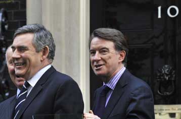 Στο Νο 10 παραμένει ο Γκ.Μπράουν, αφού η απόπειρα αμφισβήτησής του έπεσε στο κενό