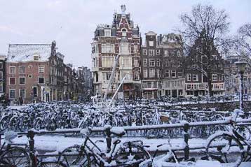 Χάος στα αεροδρόμια της βόρειας Ευρώπης εξαιτίας της σφοδρής κακοκαιρίας