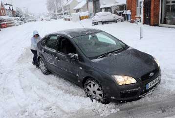 Με διακοπές ρεύματος και ελλείψεις σε αλάτι, η μάχη με το χιόνι στη Βρετανία