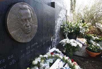 Αγνωστοι κατέβασαν την ελληνική σημαία από τον τάφο του Τάσσου Παπαδόπουλου