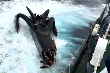 Στο βυθό κατέληξε το φουτουριστικό ταχύπλοο που παρενοχλούσε φαλαινοθήρες