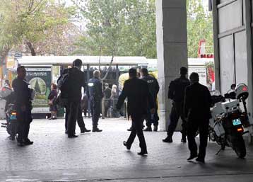 Διαψεύδει η κυβέρνηση ότι υπήρξε υποτιμητική συμπεριφορά από τους κοινοτικούς