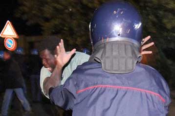 Εξέγερση μεταναστών στην Καλαβρία μετά από ρατσιστικές επιθέσεις