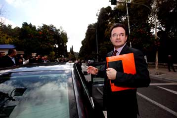 Πρόσθετα μέτρα για τη μείωση του ελλείμματος ζητά η Κομισιόν