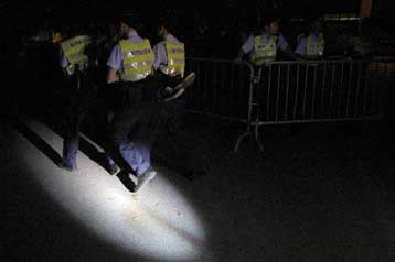 Νεαρός άνδρας στο Χονγκ Κονγκ μοίραζε μετρητά στο δρόμο γιατί ήταν… θλιμμένος